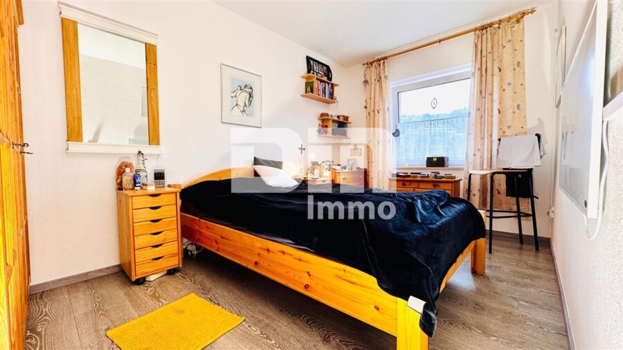 Modernisiertes Einfamilienhaus mit Einliegerwohnung, Wintergarten, Sauna und 2 Garagen - EG Schlafzimmer